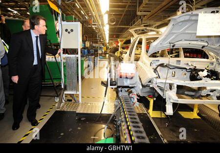 Il segretario d'affari Lord Mandelson durante un tour dello stabilimento di Nissan a Sunderland. Foto Stock