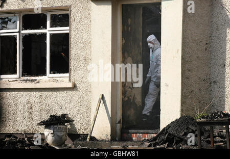 Un esperto forense della polizia sulla scena di un incendio di una casa a Killygordon. Due persone sono state uccise in un incendio di casa a Co Donegal, gardai confermato oggi. La boccata di un albergo a Cavan Lower, Killygordon, è scoppiata prima delle 22:00 della scorsa notte. Foto Stock