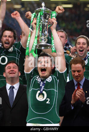 Il capitano irlandese Brian o'Driscoll alza il trofeo dopo la vittoria sul Galles durante la partita RBS Six Nations al Millennium Stadium di Cardiff, Galles. Foto Stock