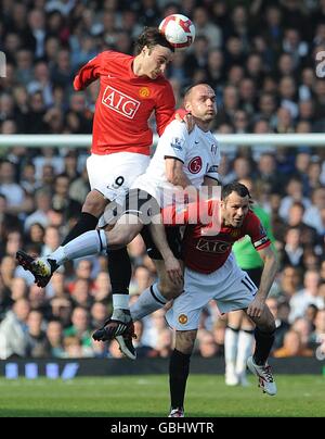 Danny Murphy (centro) di Fulham combatte Ryan Giggs (a destra) e Dimitar Berbatov (a sinistra) di Manchester United per la palla. Foto Stock