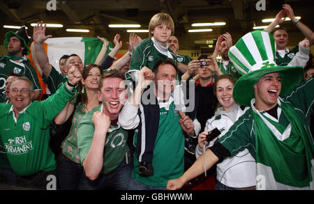 I sostenitori irlandesi celebrano il loro primo grande slam in 61 anni dopo aver sconfitto il Galles durante la partita RBS Six Nations al Millennium Stadium di Cardiff, Galles. Foto Stock