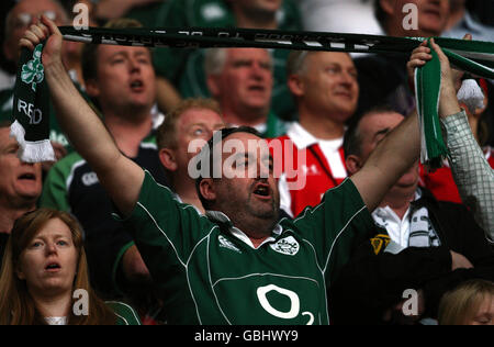 I sostenitori irlandesi celebrano il loro primo grande slam in 61 anni dopo aver sconfitto il Galles durante la partita RBS Six Nations al Millennium Stadium di Cardiff, Galles. Foto Stock