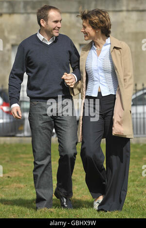 L'impegno di Kate Silverton. Kate Silverton e la sua fidanzata Mike Heron sono raffigurati insieme fuori dal Royal Crescent, Bath. Foto Stock