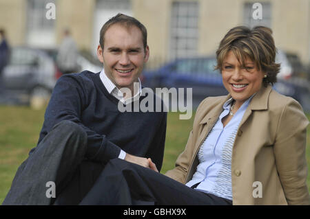 Kate Silverton e il suo fidanzato Mike Heron sono raffigurati insieme fuori dalla Royal Crescent, Bath. Foto Stock