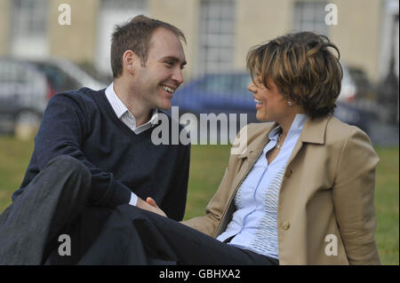 Kate Silverton e il suo fidanzato Mike Heron sono raffigurati insieme fuori dalla Royal Crescent, Bath. Foto Stock