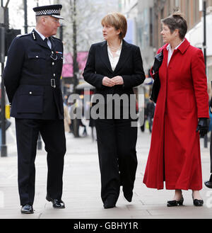 Il segretario d'interni Jacqui Smith (centro), il commissario metropolitano alla polizia Sir Paul Stephenson e Dame Judith Mayhew Jonas a Oxford Street, Londra, prima della pubblicazione del Concorso Two, una strategia antiterrorismo che i ministri stanno considerando come l'approccio più completo per affrontare la minaccia emessa da qualsiasi governo del mondo. Foto Stock