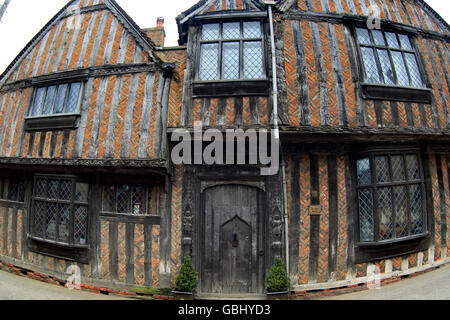 Vista generale di un vecchio edificio incorniciato in legno nel villaggio di Lavenham, Suffolk Foto Stock