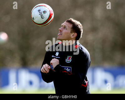 Calcio - Wales Training Session - vale Hotel. Craig Bellamy del Galles durante una sessione di formazione al vale Hotel di Hensol, Cardiff. Foto Stock