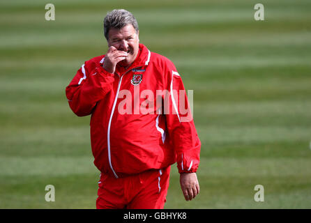 Il direttore del Galles John Toshack durante una sessione di formazione al vale Hotel, Hensol, Cardiff. Foto Stock