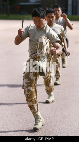 I membri della Foxtrot Company del secondo Battaglione i Royal Gurkha Rivles (2 RGR) eseguono una dimostrazione di Kukri, un coltello Gurkha, presso le loro caserme a Folkestone, Kent, mentre si preparano per il dispiegamento in Afghanistan, come parte della Brigata leggera 19. Foto Stock