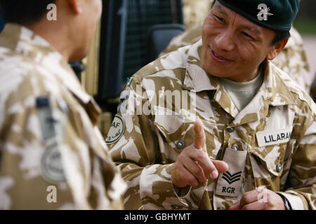 I membri della compagnia Foxtrot del 2° Battaglione i Royal Gurkha Frifles (2 RGR), presso le loro caserme di Folkestone, Kent, mentre si preparano per il dispiegamento in Afghanistan, come parte della Brigata leggera 19. Foto Stock