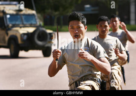 I membri della Foxtrot Company del secondo Battaglione i Royal Gurkha Rivles (2 RGR) eseguono una dimostrazione di Kukri, un coltello Gurkha, presso le loro caserme a Folkestone, Kent, mentre si preparano per il dispiegamento in Afghanistan, come parte della Brigata leggera 19. Foto Stock