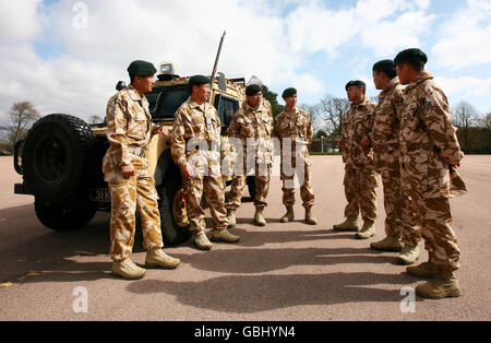 I membri della compagnia Foxtrot del 2° Battaglione i Royal Gurkha Frifles (2 RGR), presso le loro caserme di Folkestone, Kent, mentre si preparano per il dispiegamento in Afghanistan, come parte della Brigata leggera 19. Foto Stock