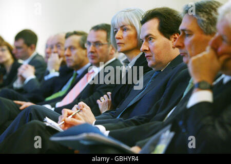 Il conservatore Shadow Cancelliere George Osborne, terzo a destra, durante una conferenza sulla regolamentazione del capitalismo nell'era post burocratica, alla Borsa di Londra nella città di Londra. Foto Stock