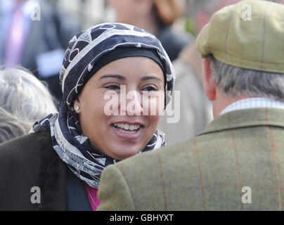 Il Principe di Galles conduce un tour di Poundbury Foto Stock