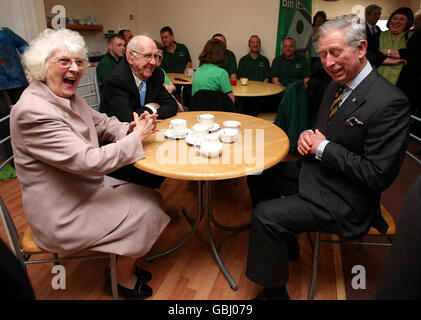 Il Prince of Wales ama il tè pomeridiano con Etty Thompson e Joe Rose al Joe's Cafe durante la sua visita al Blacon Community Trust di Chester. Occhi chiusi Foto Stock