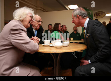 Il Prince of Wales ama il tè pomeridiano con Etty Thompson e Joe Rose al Joe's Cafe durante la sua visita al Blacon Community Trust di Chester. Foto Stock