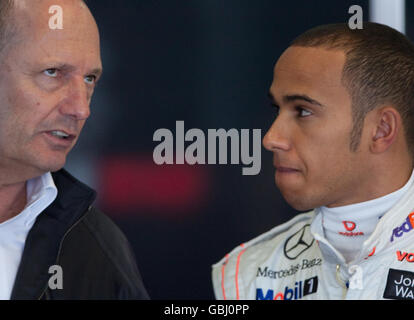 Il pilota Mercedes McLaren Lewis Hamilton con il Team Principal Ron Dennis (a sinistra) durante la prima prova ad Albert Park, Melbourne, Australia. Foto Stock