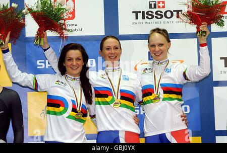 Great Britain's Lizzie Armitstead, Wendy Hoovenaghel e Joanna Roswell (da sinistra a destra) con le loro Medaglie d'oro dopo la vittoria nel Team Pursuit durante i Campionati Mondiali di Ciclismo dell'UCI 2009 al Velodromo BGZ Arena di Pruszkow, Polonia. Foto Stock