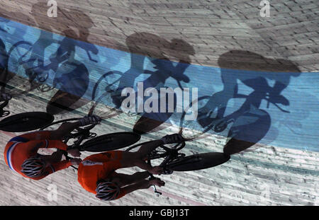 I piloti di inseguimento si allenano in vista della competizione odierna durante i Campionati Mondiali di Ciclismo dell'UCI 2009 al velodromo BGZ Arena di Pruszkow, Polonia. Foto Stock