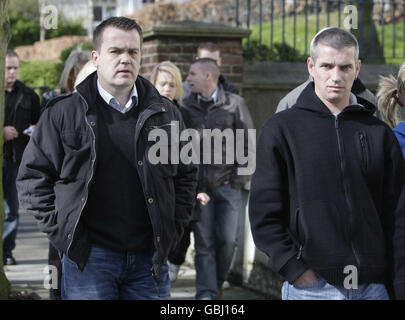 Damien Duffy (a sinistra) lascia Larne Court House dove suo fratello, il repubblicano di alto profilo Colin Duffy è apparso oggi. Colin Duffy è stato accusato dell'assassinio di due soldati britannici a Masserine Barracks ad Antrim, il mese scorso. Foto Stock