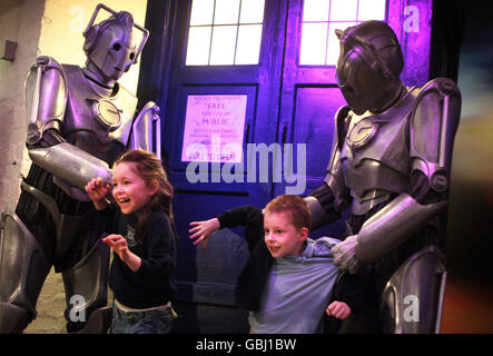 I bambini delle scuole locali visitano la galleria d'arte Kelvingrove di Glasgow, in anteprima alla mostra "Galaxy of Monsters" dello show televisivo della BBC Doctor Who. ASSOCIAZIONE STAMPA Foto:Data foto: Venerdì 27 2009 marzo. La mostra si svolge fino al 4 gennaio 2010. Il credito fotografico dovrebbe essere David Cheskin/PA Wire Foto Stock