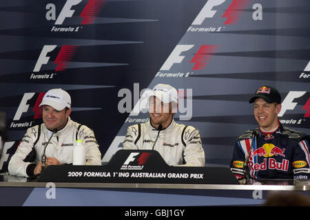 La Brawn GP di Jenson Button durante una conferenza stampa dopo aver preso la pole position con il compagno di squadra Rubens Barrichello (a sinistra) secondo, e Sebastian Vettel della Red Bull (a destra) terzo, durante la sessione di qualifica ad Albert Park, Melbourne, Australia. Foto Stock