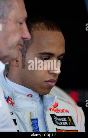 McLaren Mercedes Ron Dennis e Lewis Hamilton (a destra) durante la sessione di qualifica ad Albert Park, Melbourne, Australia. Foto Stock