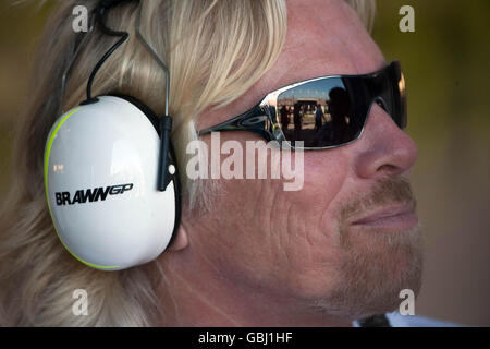 Il nuovo sponsor della Brawn GP, Sir Richard Branson di Virgin durante la sessione di qualificazione all'Albert Park di Melbourne, Australia. Foto Stock