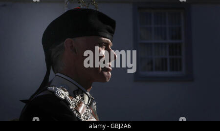 Un membro dell'unica Esercito privato d'Europa, gli Atholl Highlanders, si unisce ad altri per celebrare il 200° anniversario del Telford Bridge a Dunkeld, Scozia. Foto Stock