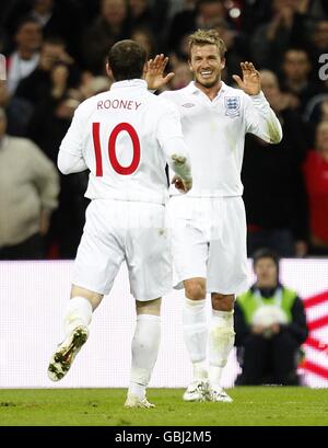 Calcio - Internazionale amichevole - Inghilterra / Slovacchia - Stadio di Wembley. Wayne Rooney (a sinistra) in Inghilterra festeggia con il compagno di squadra David Beckham dopo aver segnato il secondo obiettivo del gioco. Foto Stock