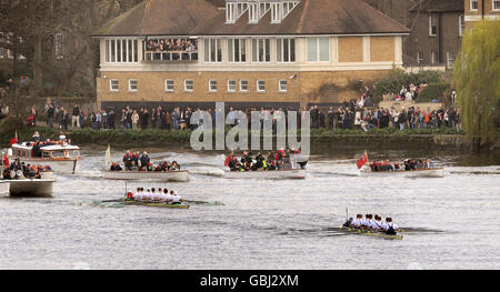 Oxford (a destra) si dirige verso il ponte Chiswick durante la corsa in barca del 2009 sul Tamigi, Londra. Foto Stock