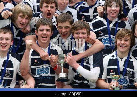 I vincitori della Under 16 Cup Musselburgh, metteranno in posa con il trofeo dopo la vittoria su Dumfries nelle finali della National Midi Cup al Murrayfield Stadium di Edimburgo. Foto Stock