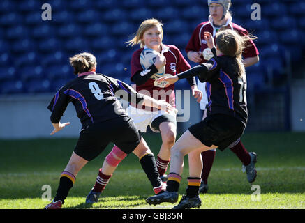 Combatti l'azione delle Gala Girls (in borgogna) contro la Carrick Academy durante le finali della National Midi Cup al Murrayfield Stadium di Edimburgo. Foto Stock