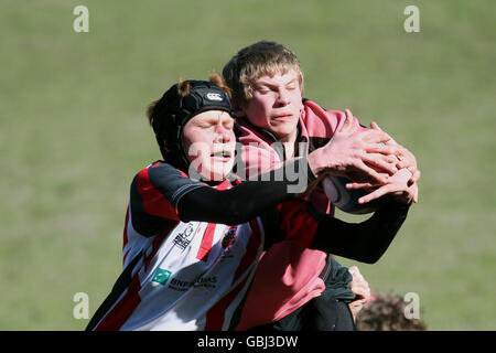 Azione da Ayr v Stirling County durante le finali della National Midi Cup al Murrayfield Stadium di Edimburgo. Foto Stock