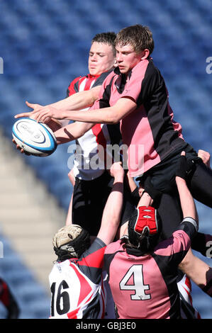 Azione da Ayr v Stirling County durante le finali della National Midi Cup al Murrayfield Stadium di Edimburgo. Foto Stock