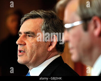 Il primo ministro britannico Gordon Brown (a sinistra) parla durante una conferenza stampa con il primo ministro australiano Kevin Rudd al 10 di Downing Street. Foto Stock