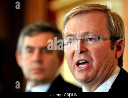 Il primo ministro australiano Kevin Rudd parla durante una conferenza stampa con il primo ministro britannico Gordon Brown (a sinistra) al 10 Downing Street. Foto Stock