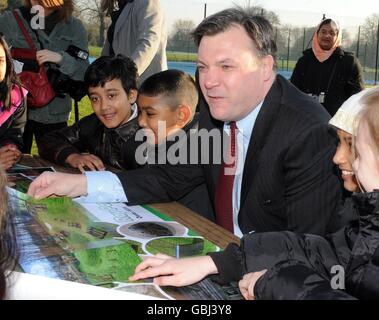 Segretario per bambini al lancio di una nuova area giochi avventura a Ray Park con bambini della Ray Lodge Primary School di Woodford, Essex. Foto Stock