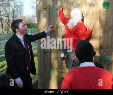 Segretario per bambini al lancio di una nuova area giochi avventura a Ray Park con bambini della Ray Lodge Primary School di Woodford, Essex. Foto Stock