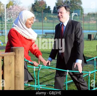 Segretario per bambini al lancio di una nuova area giochi avventura a Ray Park con bambini della Ray Lodge Primary School di Woodford, Essex. Foto Stock