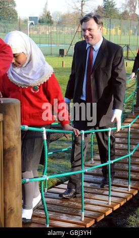 Segretario per bambini al lancio di una nuova area giochi avventura a Ray Park con bambini della Ray Lodge Primary School di Woodford, Essex. Foto Stock