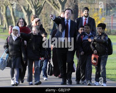 Segretario per bambini al lancio di una nuova area giochi avventura a Ray Park con bambini della Ray Lodge Primary School di Woodford, Essex. Foto Stock