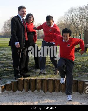 Segretario per bambini al lancio di una nuova area giochi avventura a Ray Park con bambini della Ray Lodge Primary School di Woodford, Essex. Foto Stock