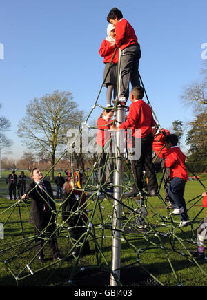 Segretario per bambini al lancio di una nuova area giochi avventura a Ray Park con bambini della Ray Lodge Primary School di Woodford, Essex. Foto Stock