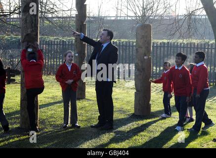 Segretario per bambini al lancio di una nuova area giochi avventura a Ray Park con bambini della Ray Lodge Primary School di Woodford, Essex. Foto Stock