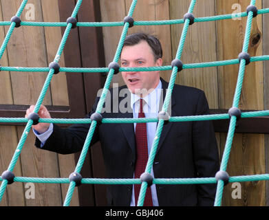 Segretario per bambini al lancio di una nuova area giochi avventura a Ray Park con bambini della Ray Lodge Primary School di Woodford, Essex. Foto Stock