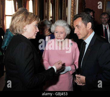 La Regina Elisabetta II della Gran Bretagna parla al Segretario di Stato americano Hilary Clinton e al Presidente francese Nicolas Sarkozy durante un ricevimento a Buckingham Palace per i leader mondiali che partecipano al vertice del G20 a Londra. Foto Stock