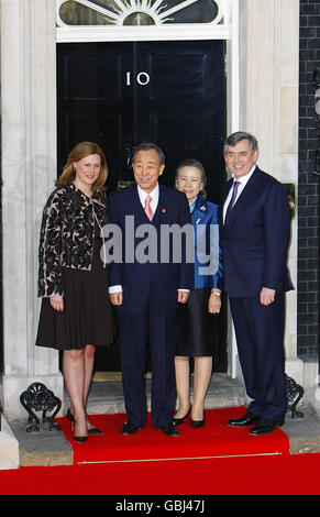 Ban Ki-moon, Segretario generale delle Nazioni Unite e la moglie Yoo soon-taek arrivano per una cena ospitata dal primo ministro britannico Gordon Brown alle 10, Downing Street, alla vigilia del vertice del G20 a Londra. Foto Stock