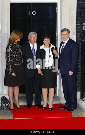 Dominique Strauss-Kahn, amministratore delegato del Fondo monetario internazionale e moglie Anne-Sinclair arrivano per una cena ospitata dal primo ministro britannico Gordon Brown al 10, Downing Street, alla vigilia del vertice del G20 a Londra. Foto Stock